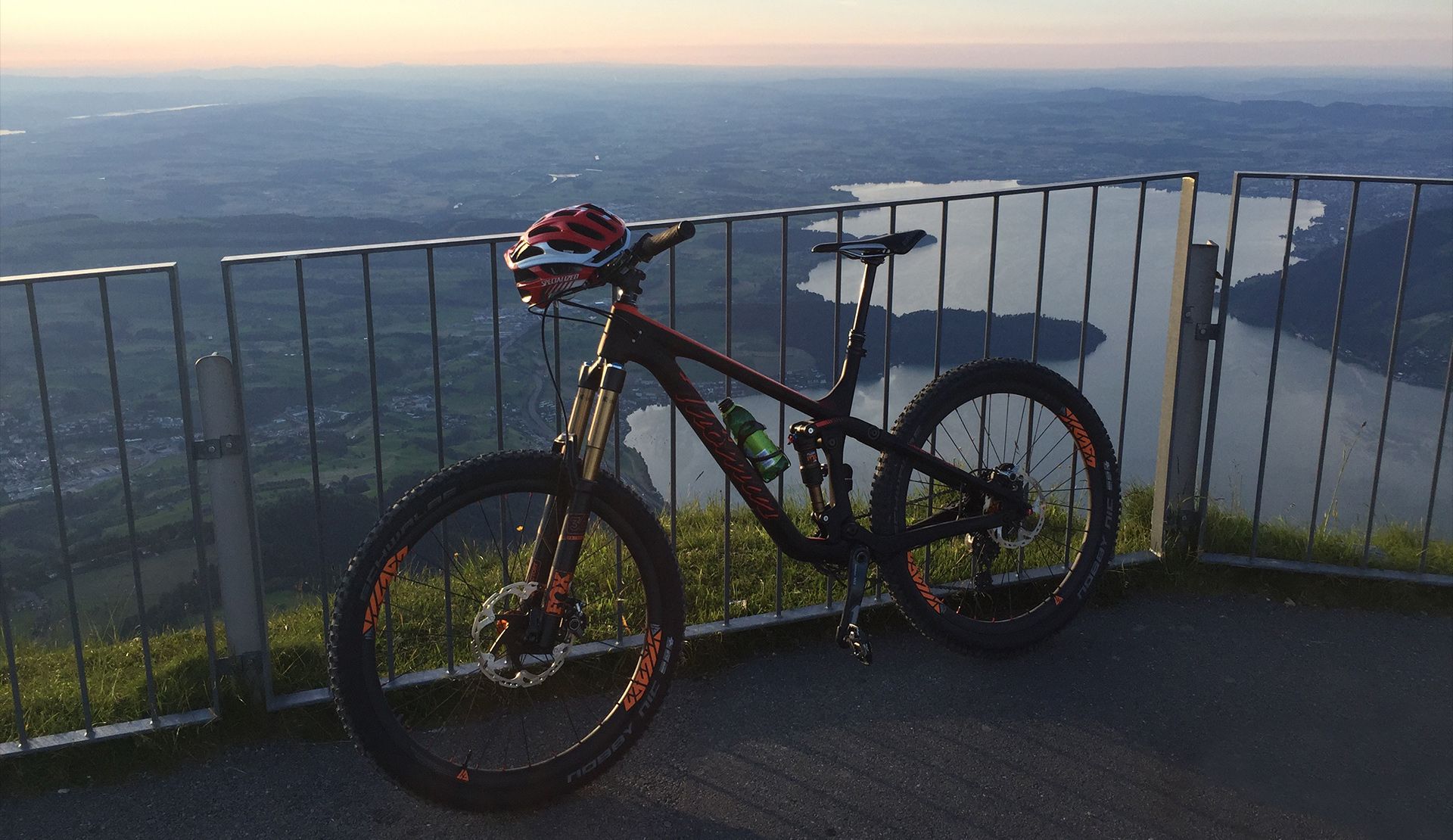 Thömus-carbon-frame-fox-36-fork-fox-float-x2-shock-lightbicycle-enduro-27.5-34mm-wide-carbon-rims-schwalbe-nobby-nic-sunrise-biking.jpeg
